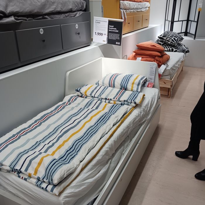 Vând pat extensibil Divan Ikea pret 2000 lei