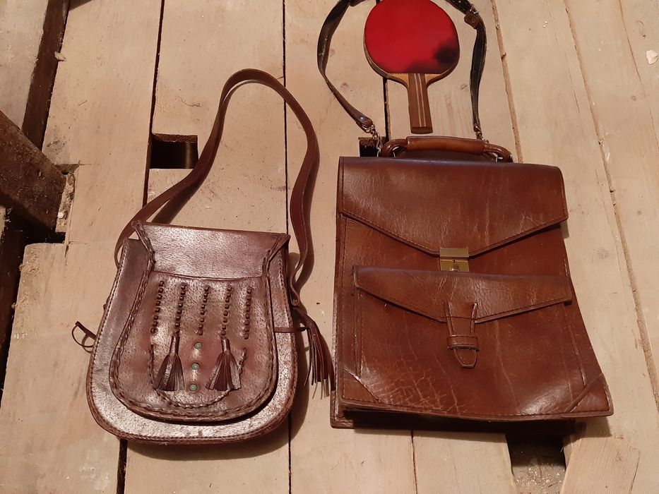 Geantă din piele de bovină. Două bucăți: una damă și alta bărbătească.