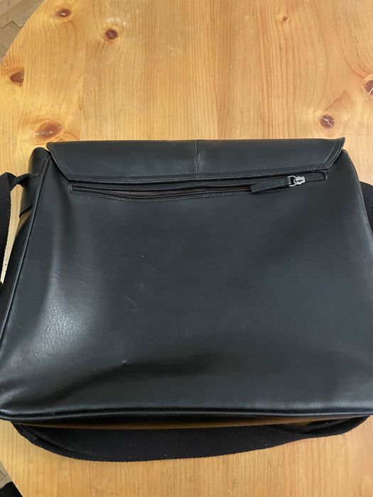 Промоция на черна кожена чанта за лаптоп на Marc O’Polo