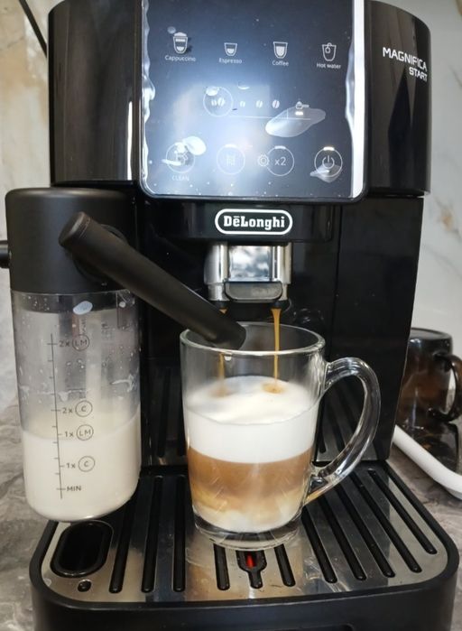 Кофемашина DeLonghi ECAM 220.60. B с Автокапучиной ,Отличное качество!