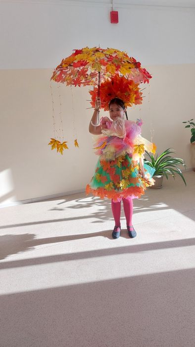 Осенняя платье.  Зонт,корона маленькая,и платье из пакетов