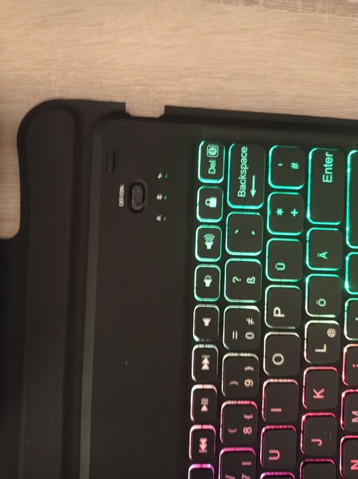 Husa cu tastatura si bluetooth luminată preț 100 lei Noi nouțe!