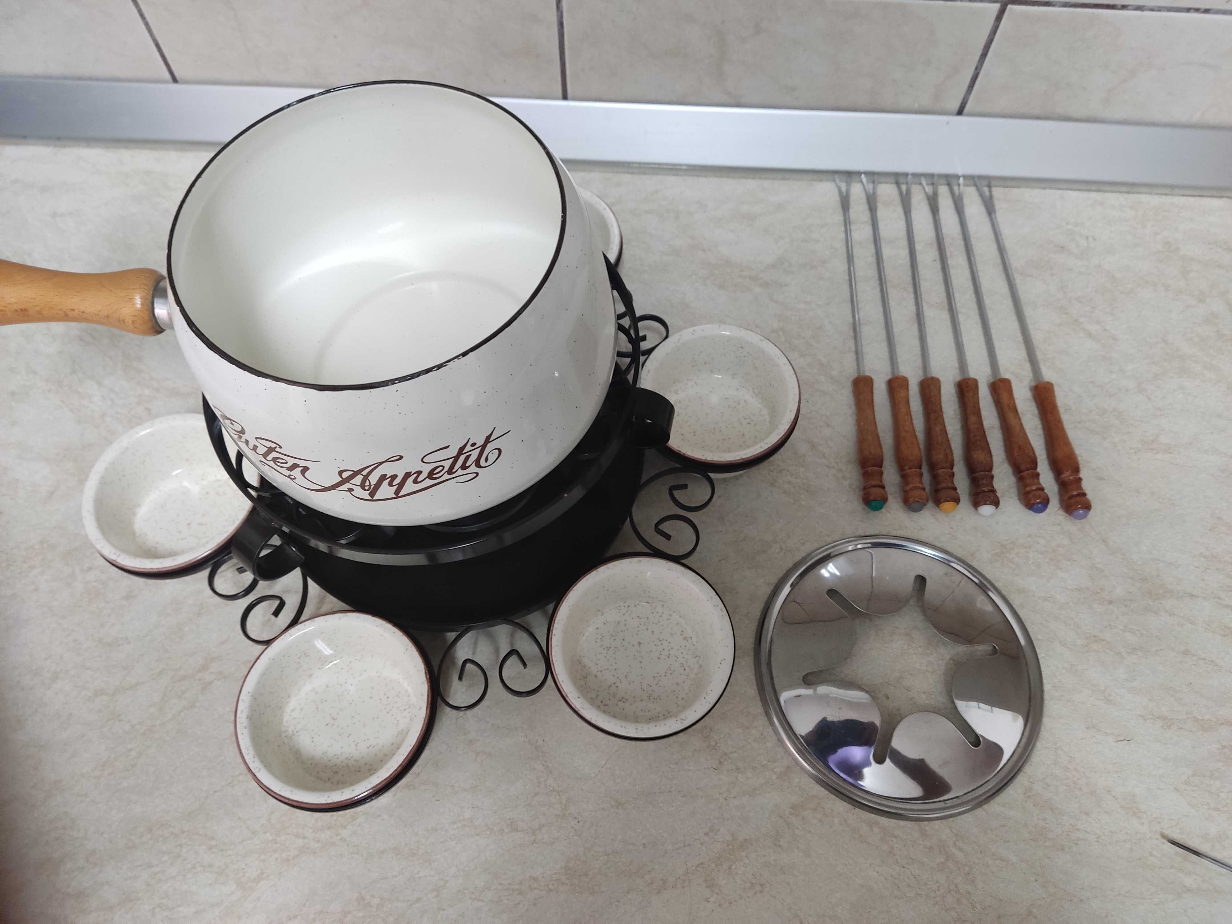 Fondue set pentru 6 persoane, cu suport rotativ.