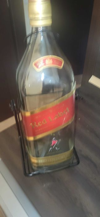 Голяма бутилка Johnnie walker 4.5 литра празна в люлка за механа