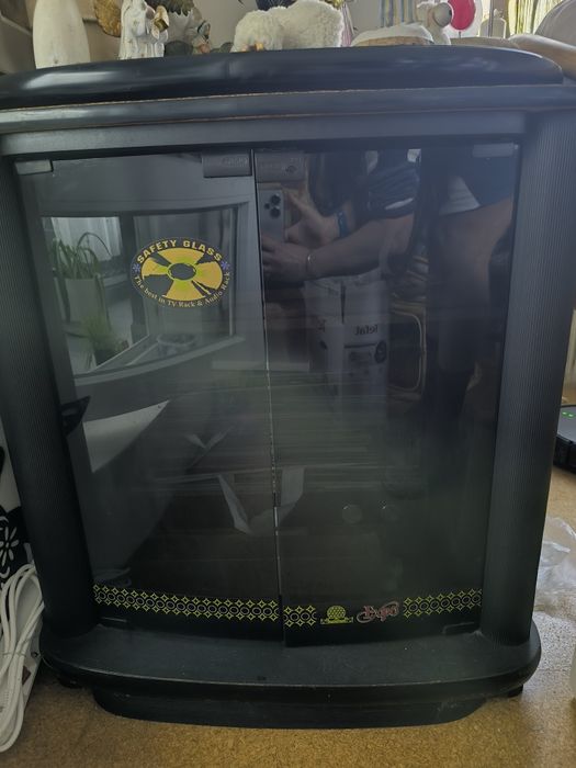 ТВ и аудио шкаф със стъклени врати