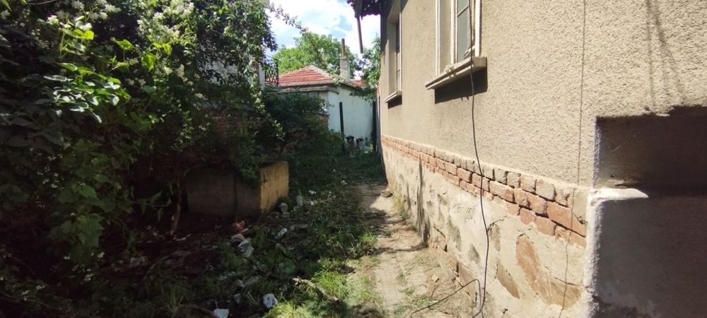 Продава се къща в гр. Ихтиман в идеален център.