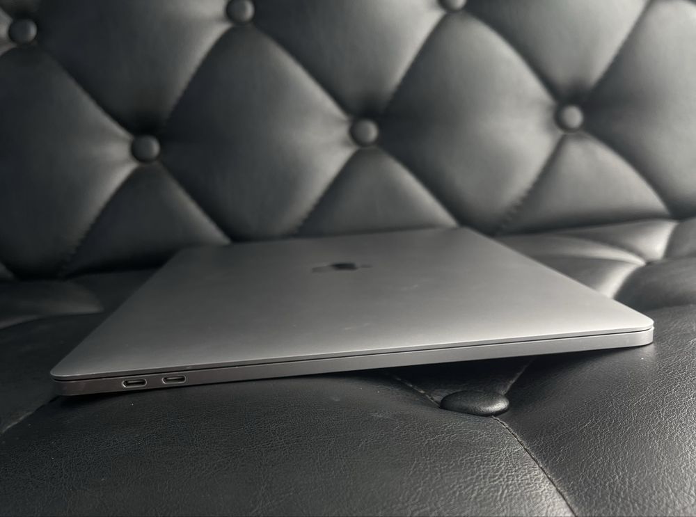 Apple MacBook Pro 2019 года в хорошем состоянии.