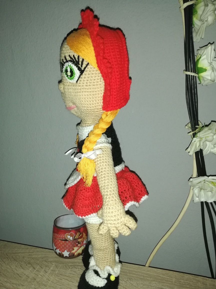Плетена кукла Червената шапчица