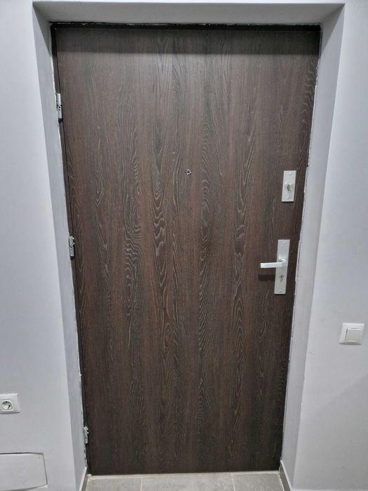 Vand usa de intrare in apartament din lemn, maro