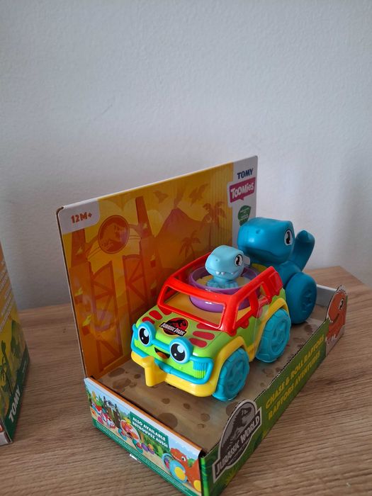 Vand lot cu 2 jucarii de la Tomy- Jurassic Wold