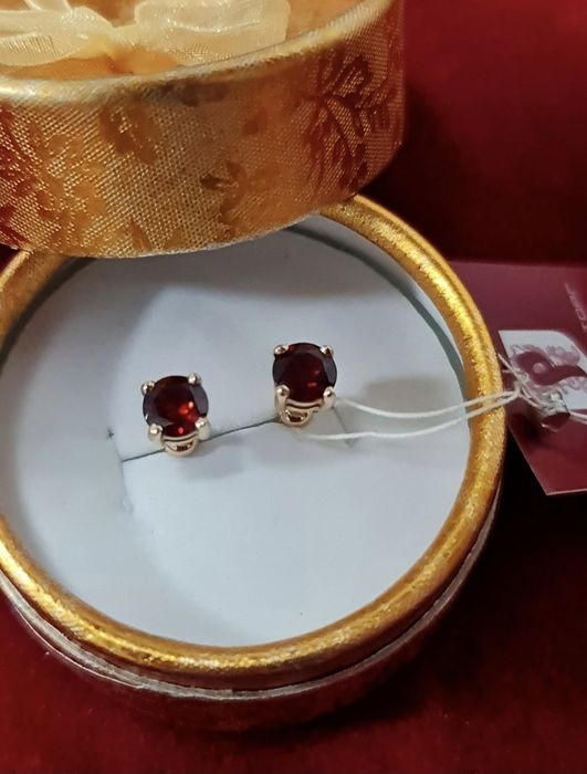 Новые золотые пусеты с гранатами