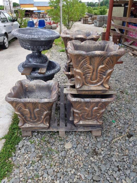 Ghivece din beton,jardiniera beton,ornament gradinadin beton,statueta