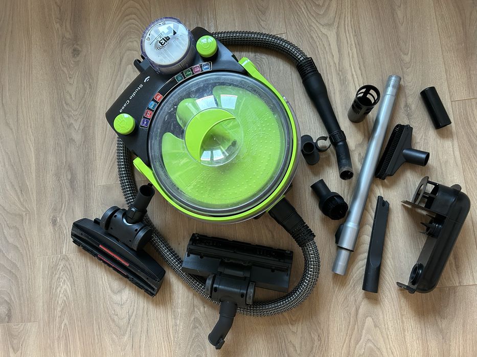 Aspirator cu filtrare in apa si absorbtie lichide