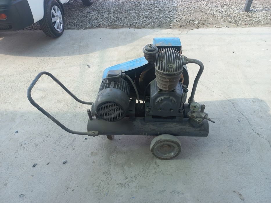 Компрессор российский  2 поршень  380 в мотор 1,5 кл