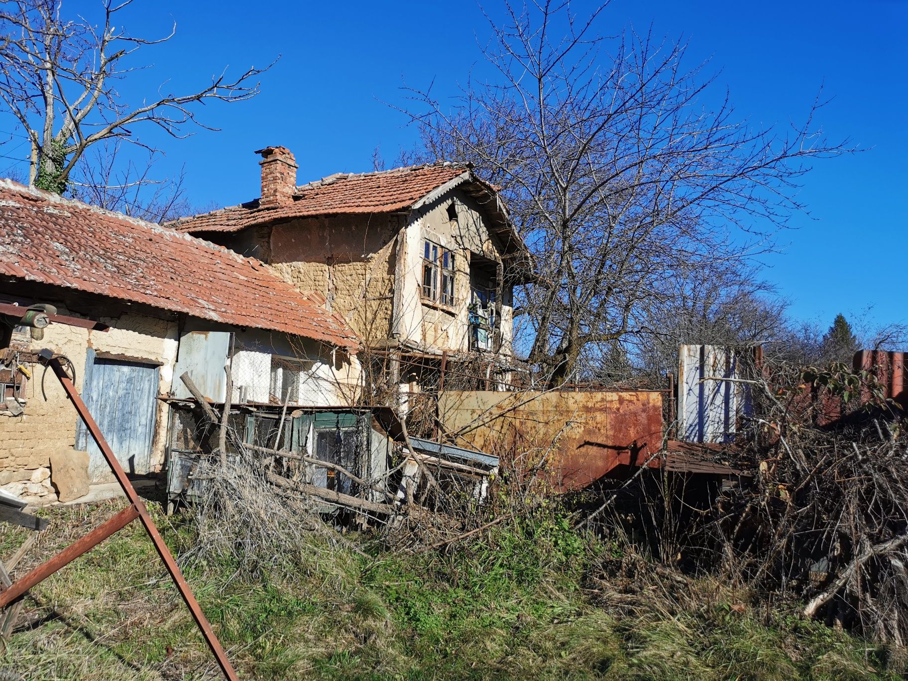 Продават се две къщи в село Къкрина