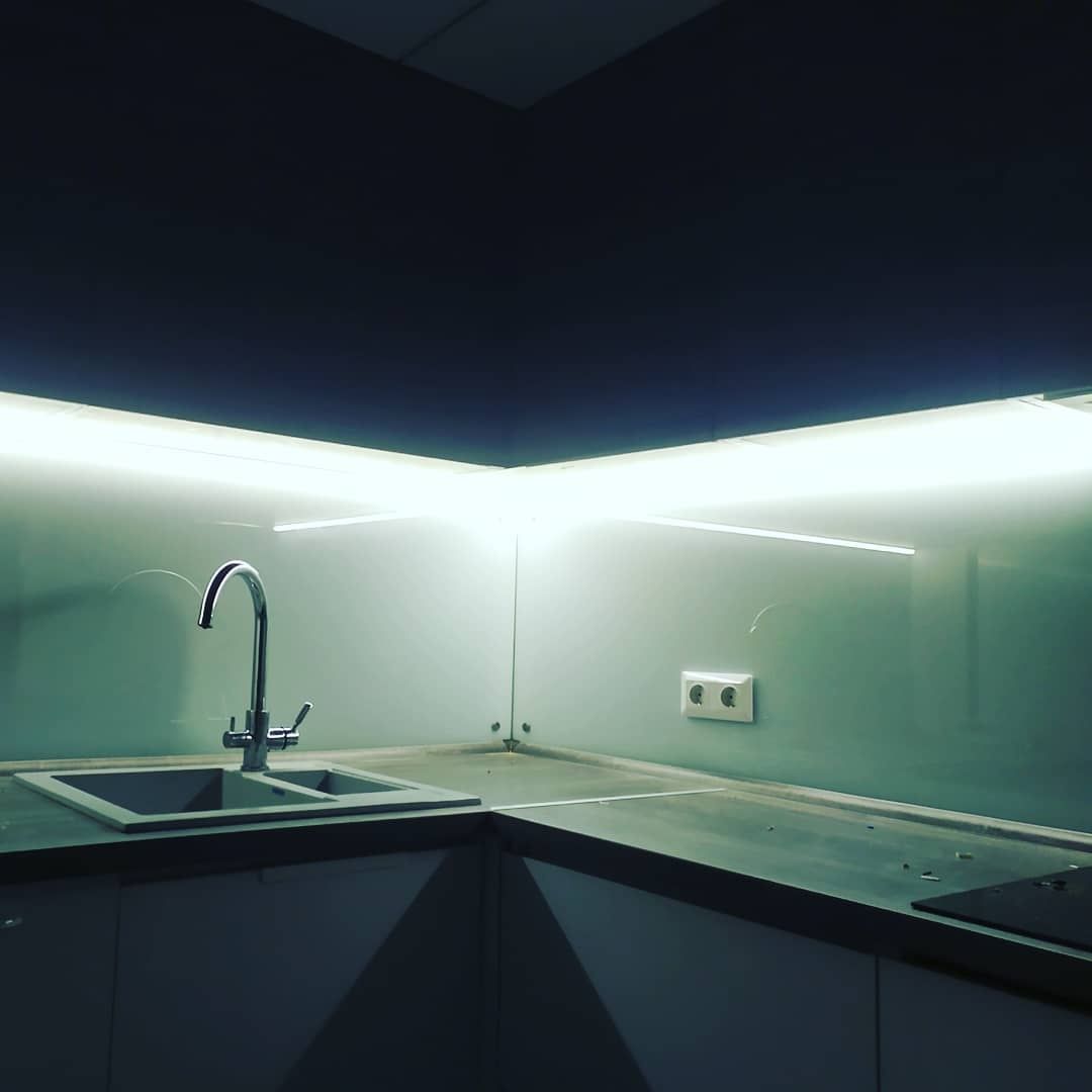 Подсветка освещение кухни полок шкафа гардеробной комнаты
