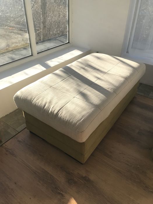 Диван в бяло и резедаво