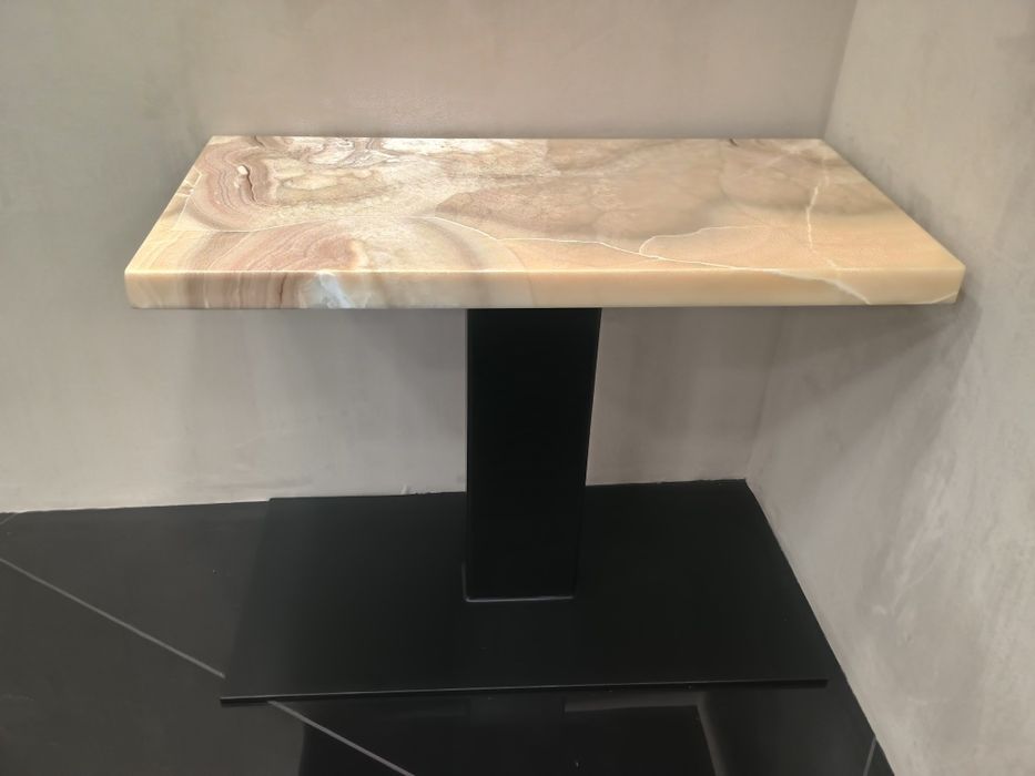 Поръчкови метални  масички с плот от ОНИКС