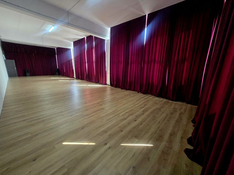 Sala conferințe cu videoproiector