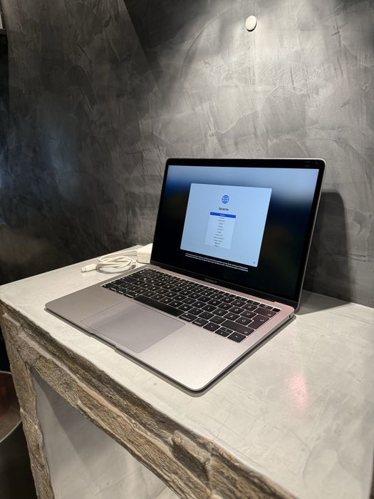 Перфектен Macbook Air 13.3 inch  2019 256 GB