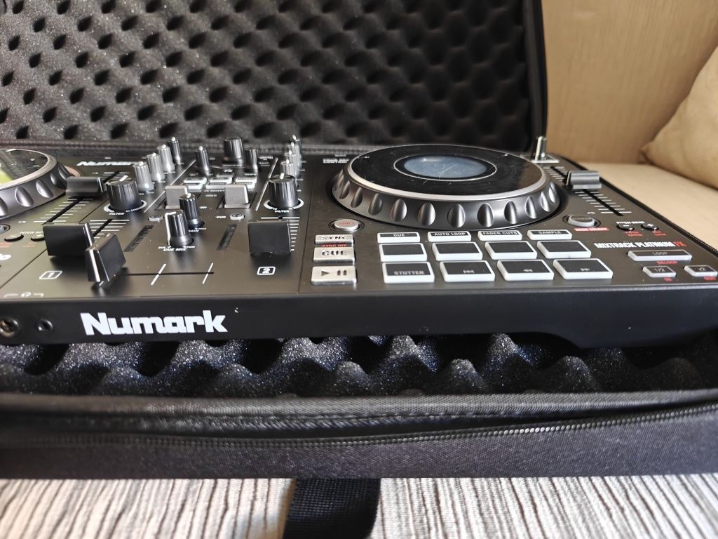 Numark Mixtrack Platinum FX + UDG Creator Controller Hardcase L