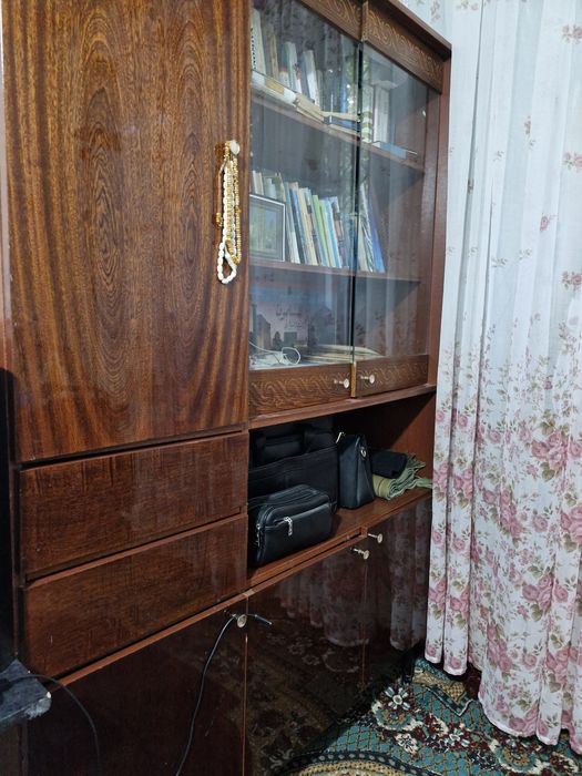 Шкаф с книжными полками,