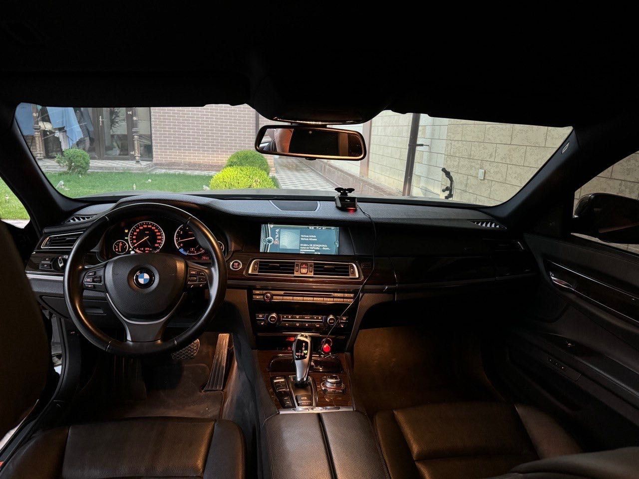 BMW 740i год 2012. пробег 82000. очень хорошее состояние