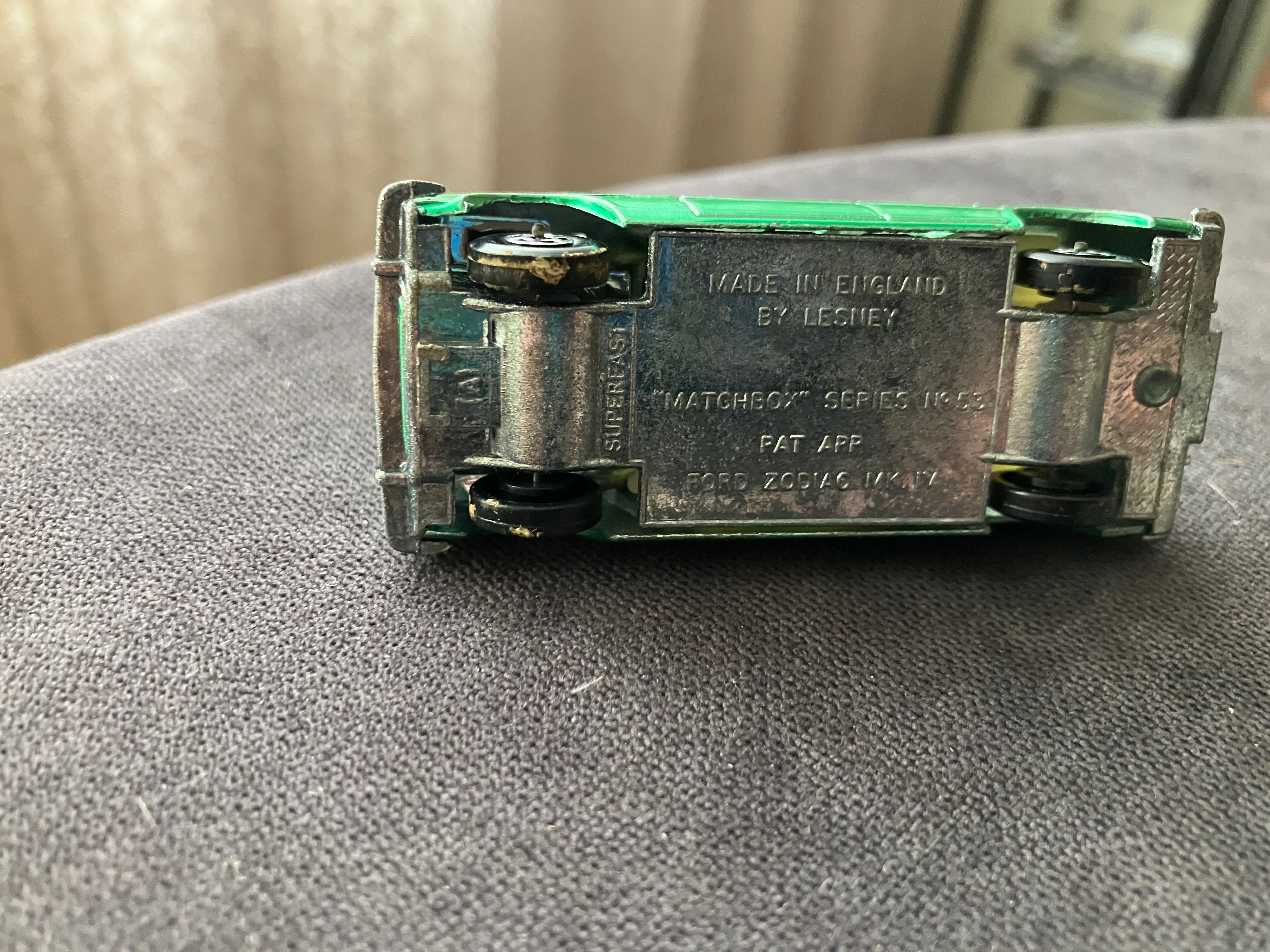 Стари английски колички “matchbox”…