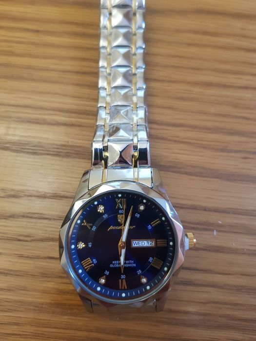 Vănd ceas nou bărbătesc rezistent la apă.