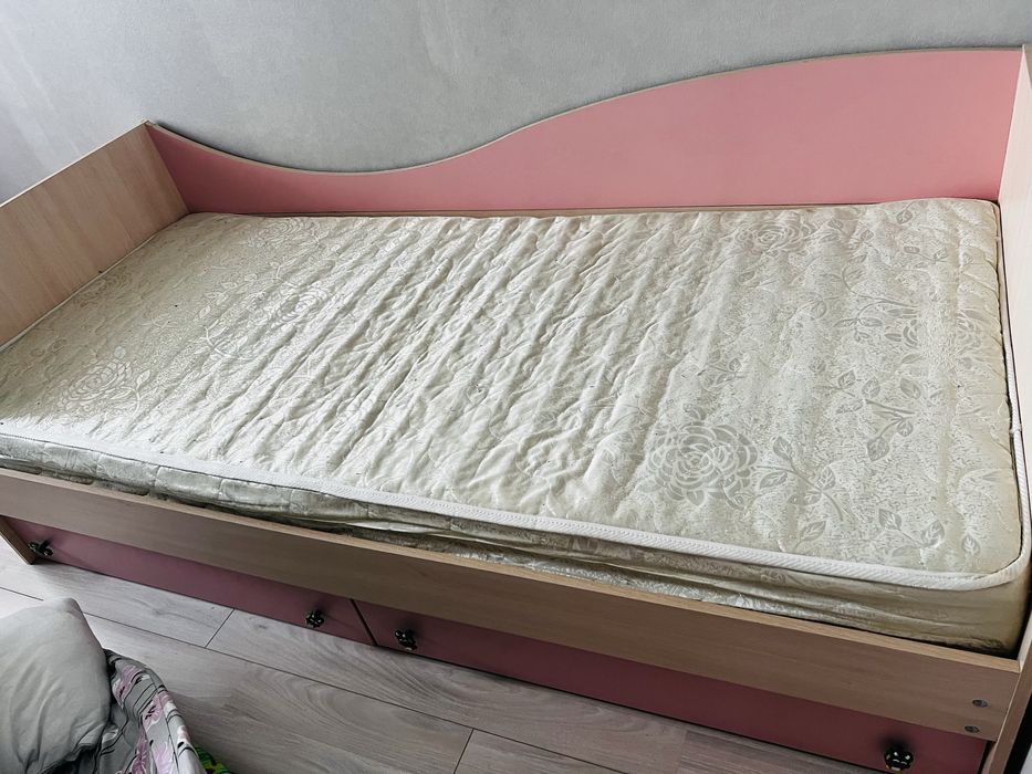 Продам 2 кровати:розовая для девочки,корисневая для мальчика