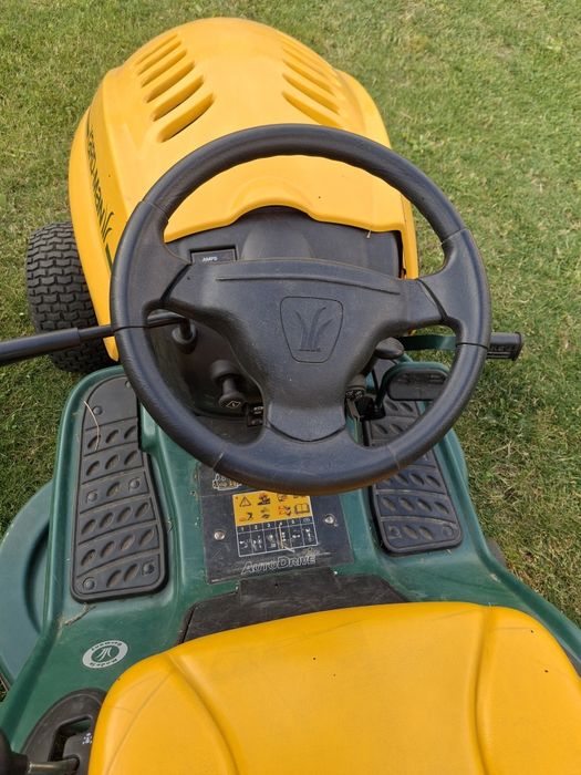 Vând tractoras gazon