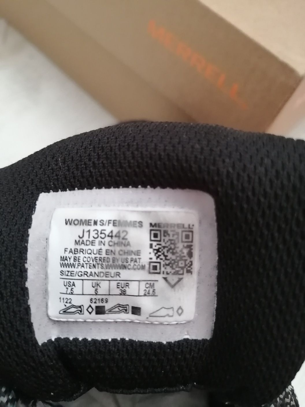 Продавам дамски туристически обувки Merrell 38 номер