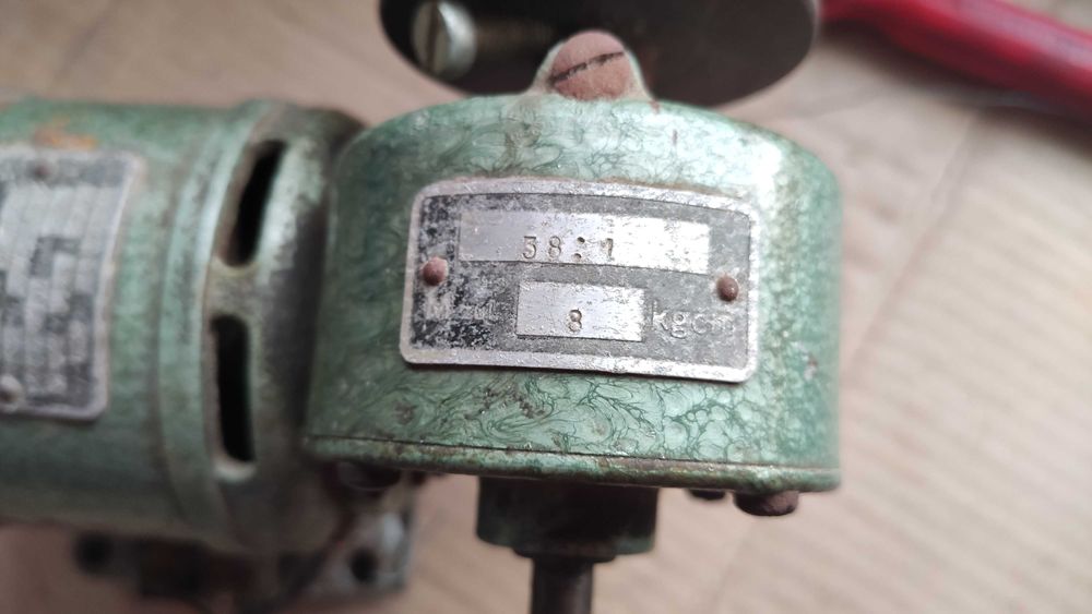 Motoreductor (38:1), turație intrare/ieșire = 5000/131,5to