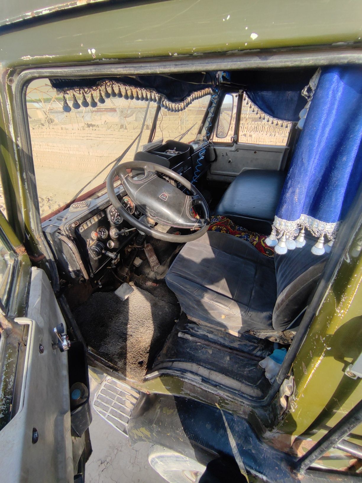KAMAZ SOTILADI 1990 10TA BESKAMER vagonlarda turibdi