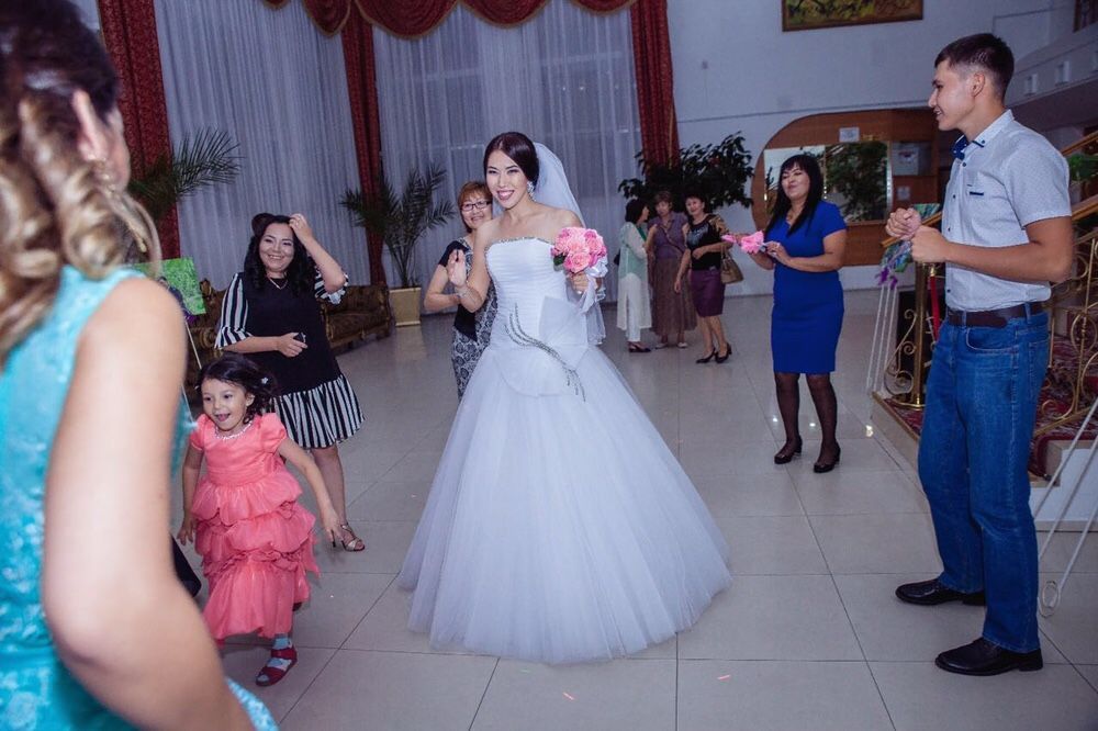 Отдам шикарное свадебное платье