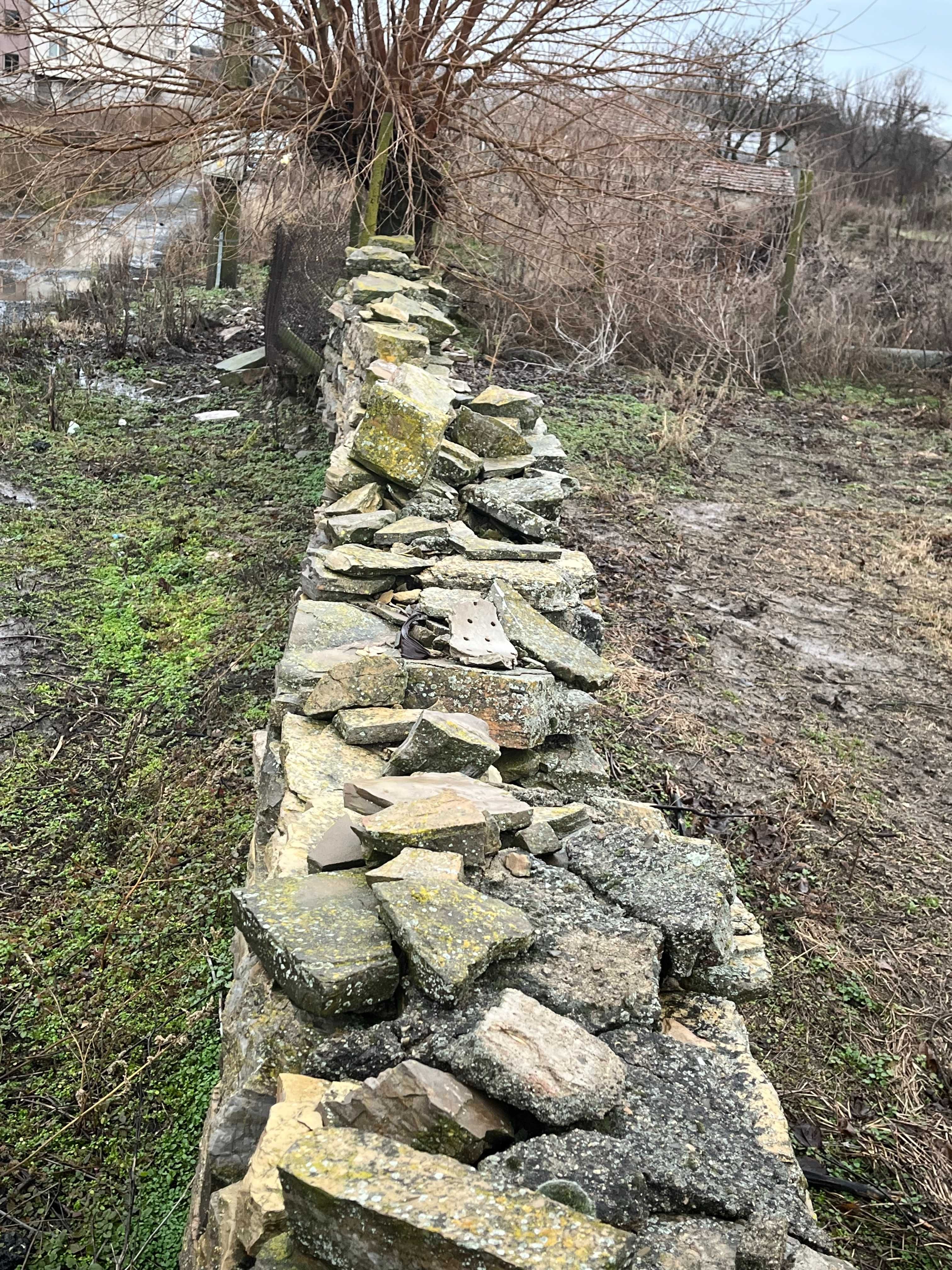 Дялан камък за ограда