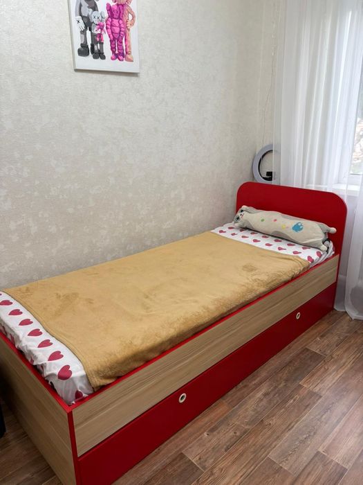 Продам спальный гарнитур в детскую