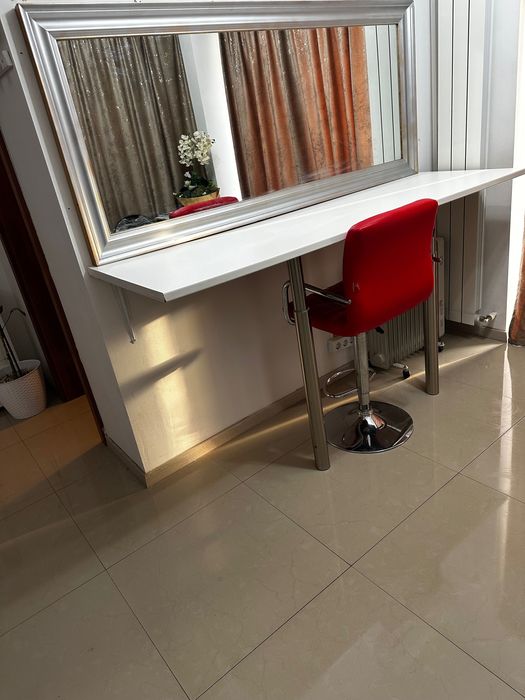 Vând masă scaun și oglindă make-up sau separat