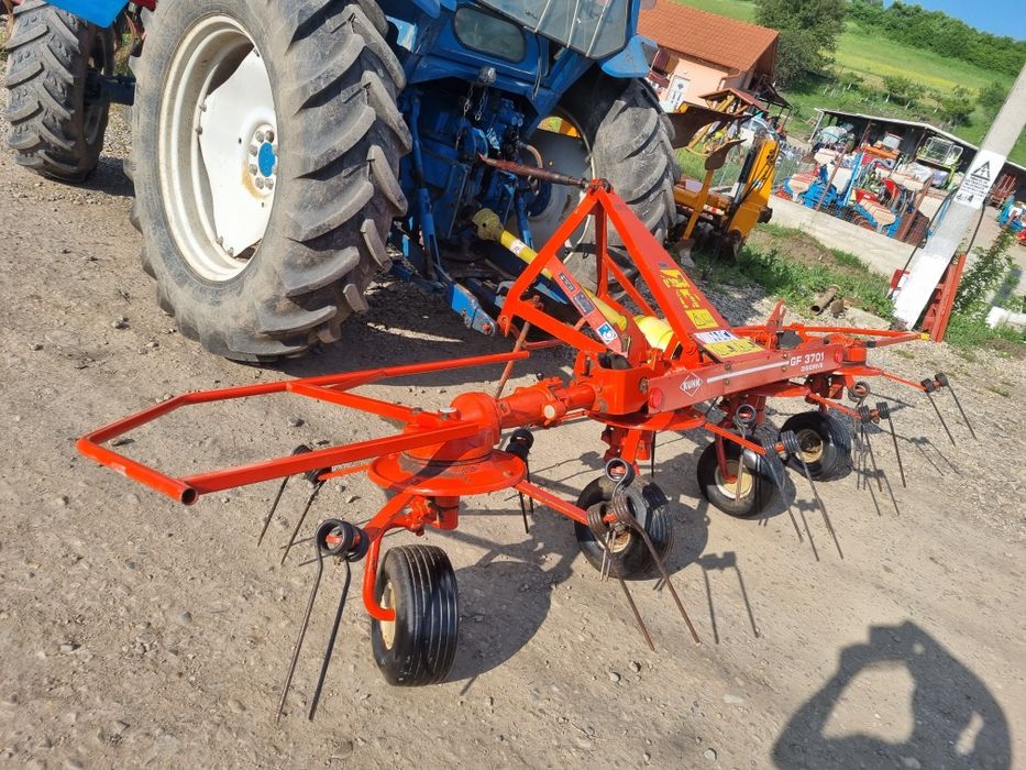 Grebla intors fanul rasfirat iarba Kuhn GF 3701