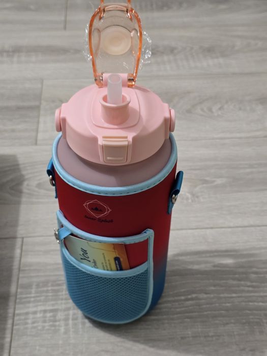 Sticlă de apă Inner Splash 2L cu pai gradat și husă – roz, roșu, albas