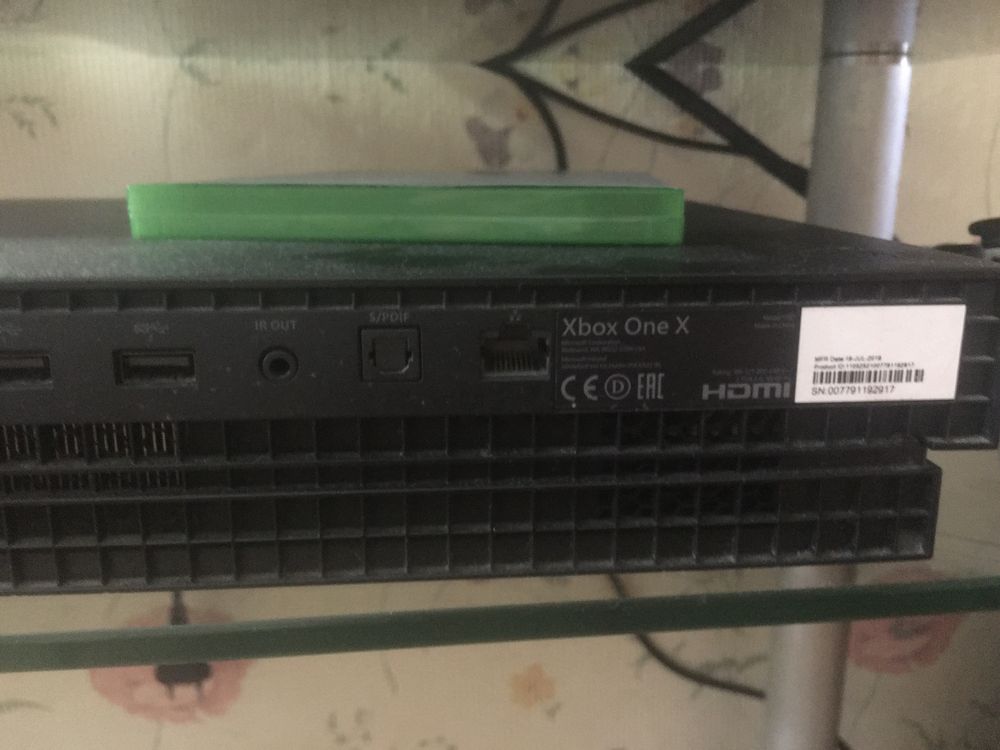 Продам Xbox one x 1 Terrabait. 2 джойстика. Обмен.