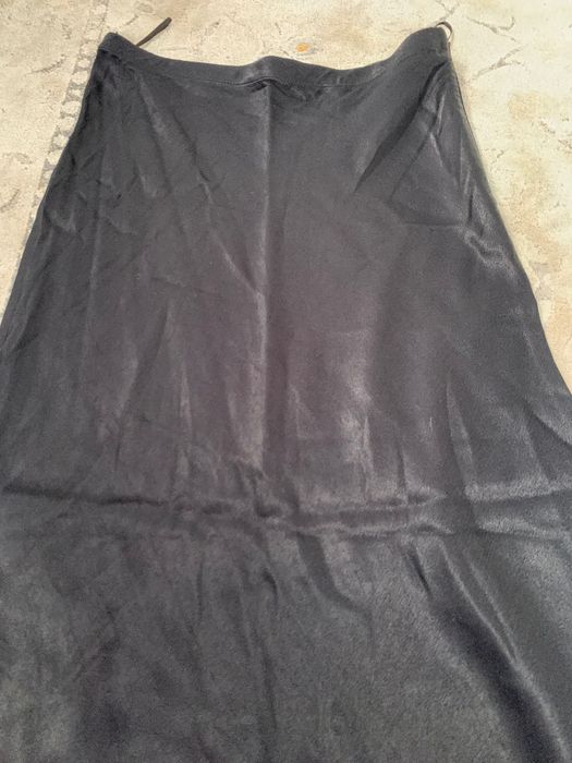 Zara fusta satin pe corp