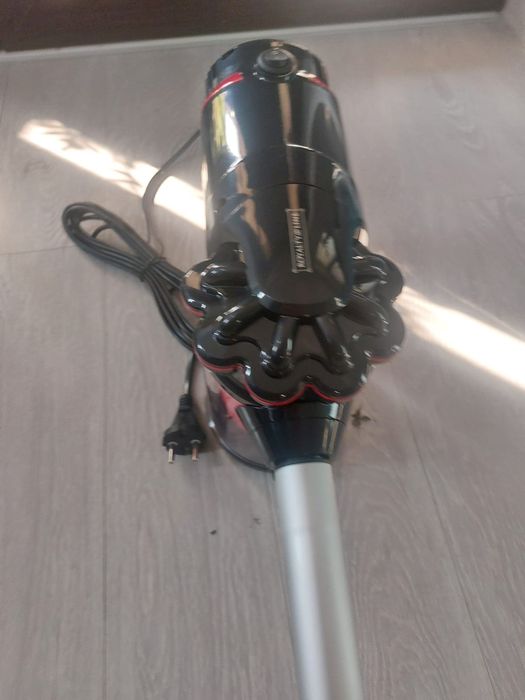 Aspirator vertical cu fir 1200w