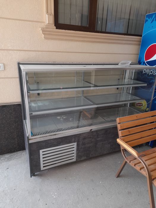 Vitrina xolodilnik