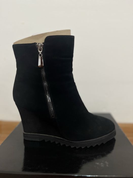 Платформа в идеальном состояний, натуральный  мех.