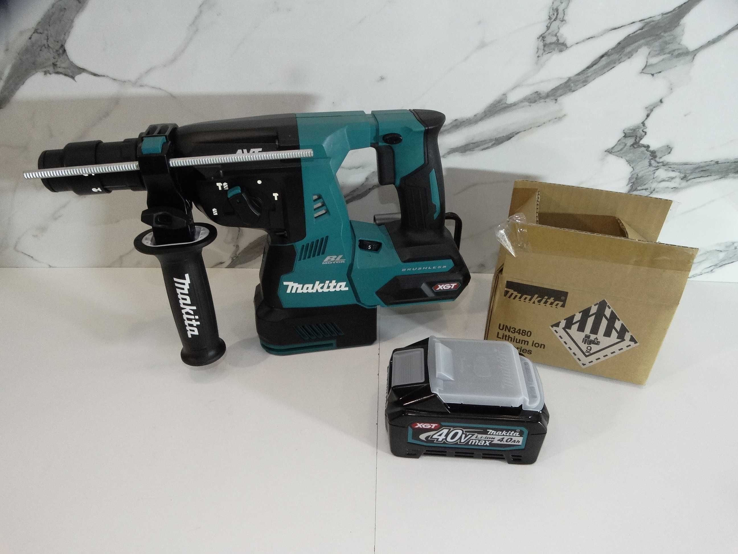 НОВО - Makita HR 004G / 40 V / 4.0 Ah - Перфоратор / XGT