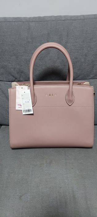 Продавам чисто нови чанти и раница