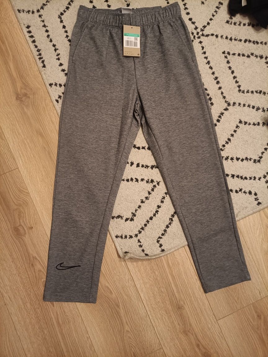 Pantaloni Nike marime xl copii 158-170 cm