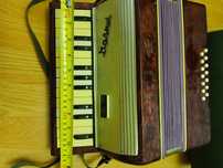Vând acordeon mic