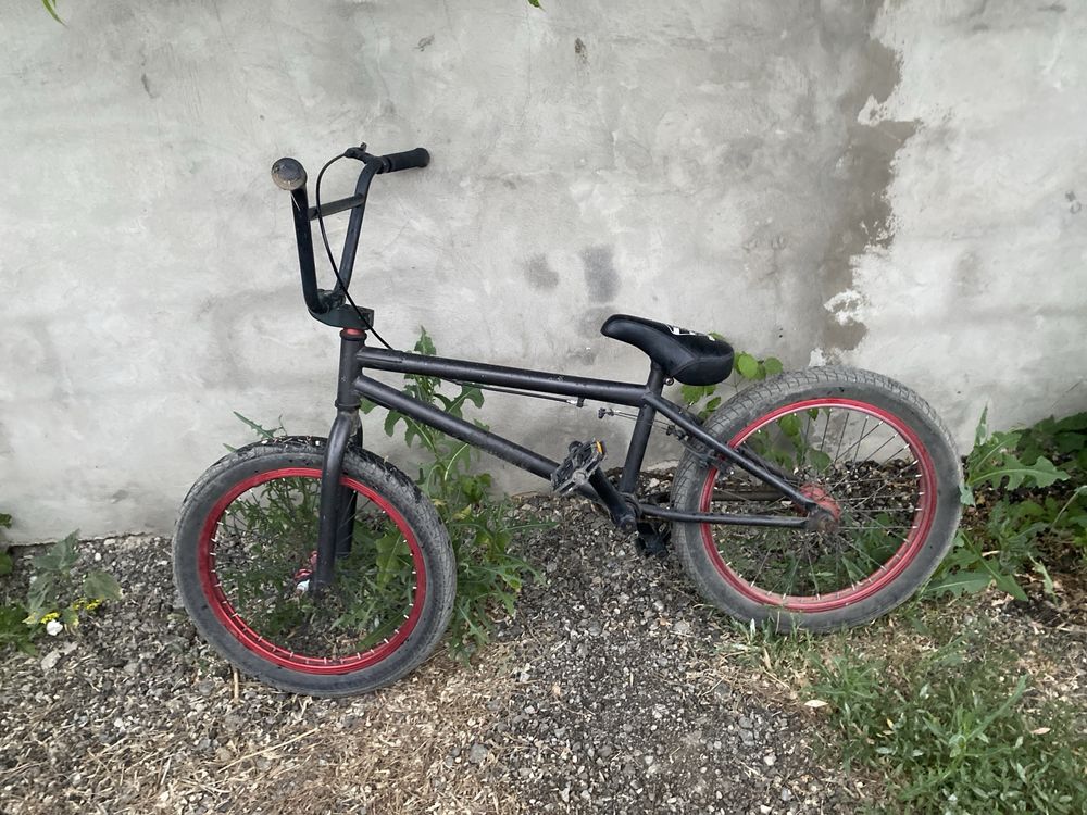 Продоется BMX ему всего год и в идеальном состояний есть пару царапин